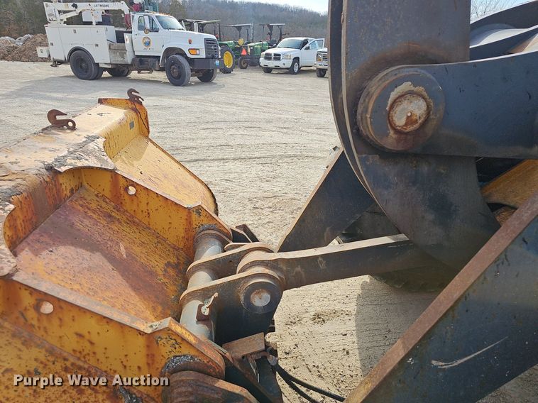 image for item EJ6008 2004 John Deere 624J wheel loader