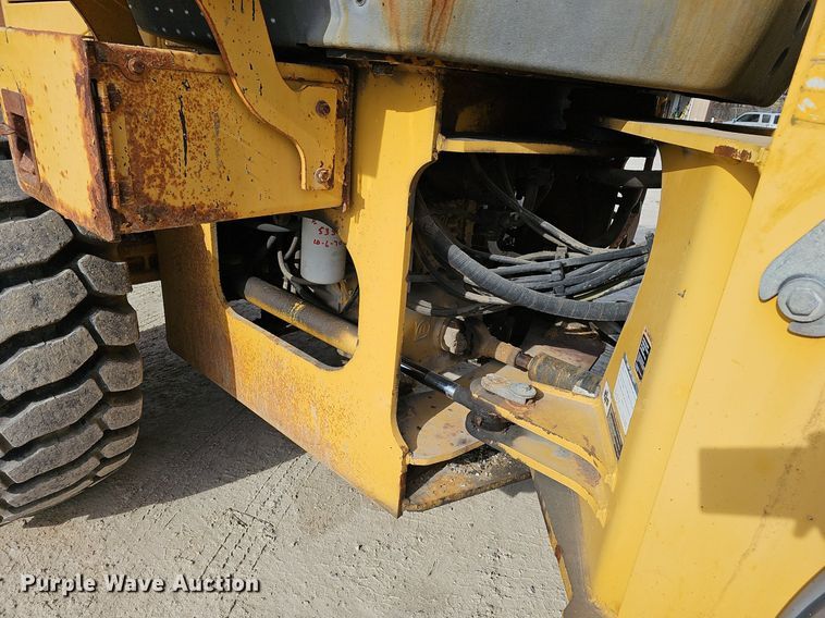 image for item EJ6008 2004 John Deere 624J wheel loader