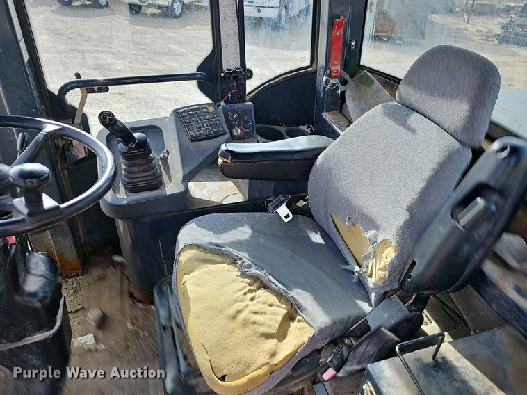 image for item EJ6008 2004 John Deere 624J wheel loader