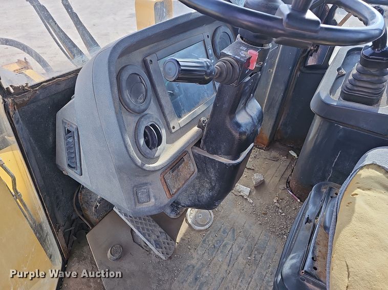 image for item EJ6008 2004 John Deere 624J wheel loader