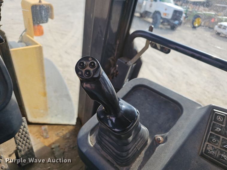 image for item EJ6008 2004 John Deere 624J wheel loader