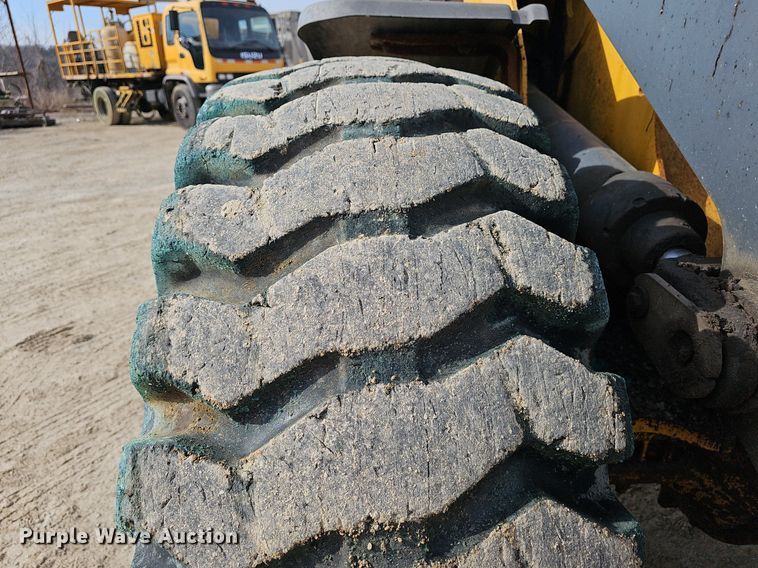 image for item EJ6008 2004 John Deere 624J wheel loader