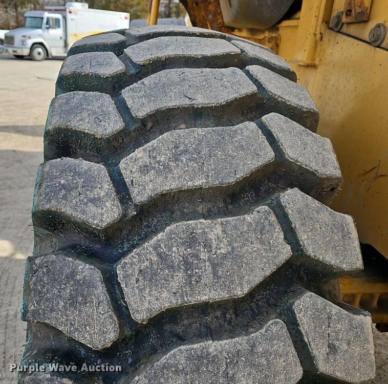 image for item EJ6008 2004 John Deere 624J wheel loader
