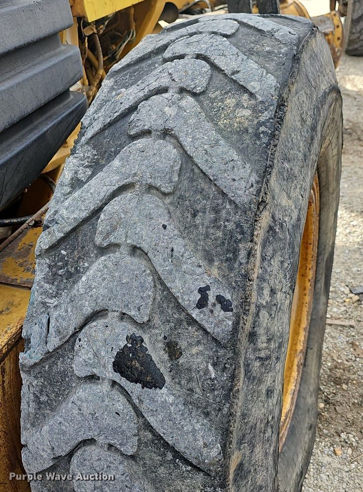 image for item EJ6010 2004 Caterpillar  143H motor grader