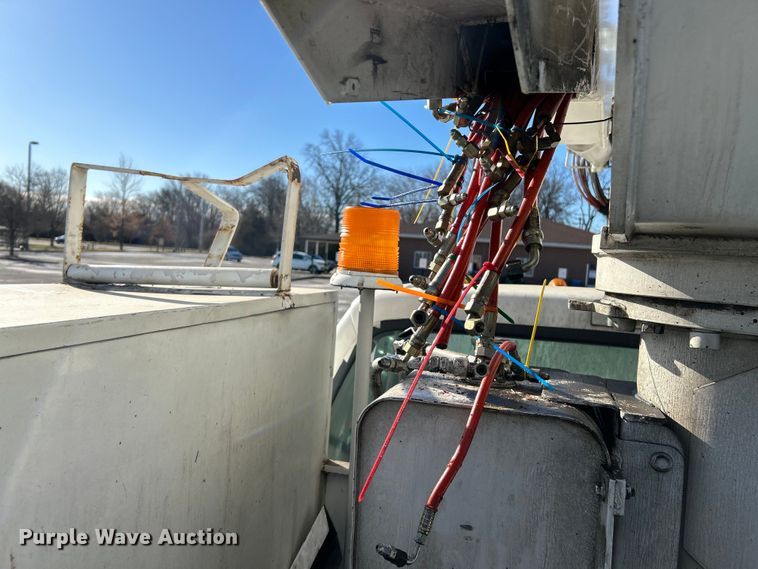 image for item EK4147 1999 Ford F550 bucket truck