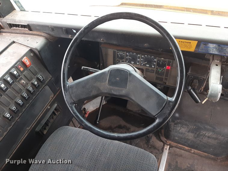 image for item LX9882 1998 International 3800 school bus