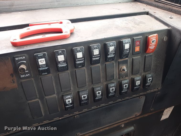 image for item LX9882 1998 International 3800 school bus