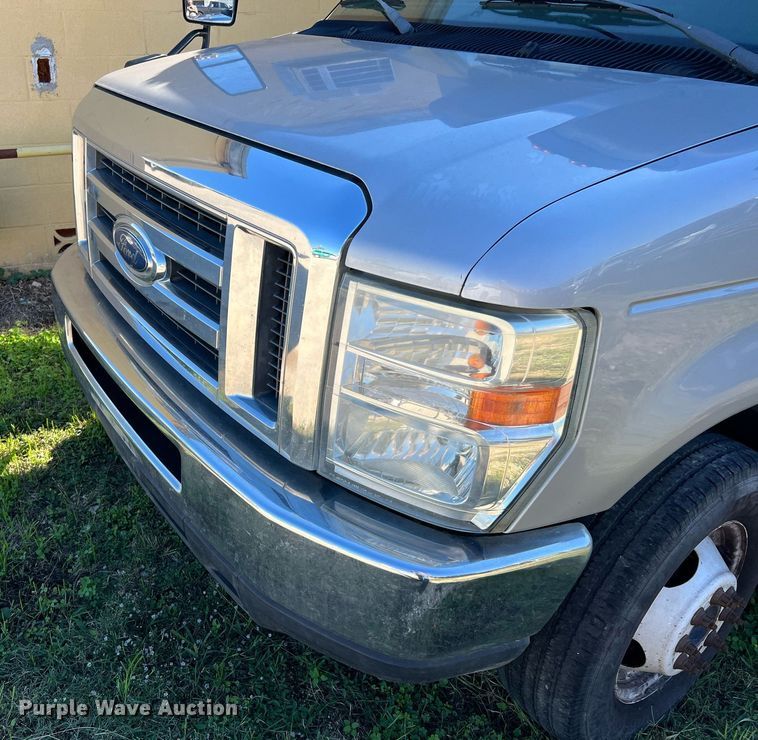 image for item MH9932 2013 Ford E350 Super Duty El Dorado shuttle bus