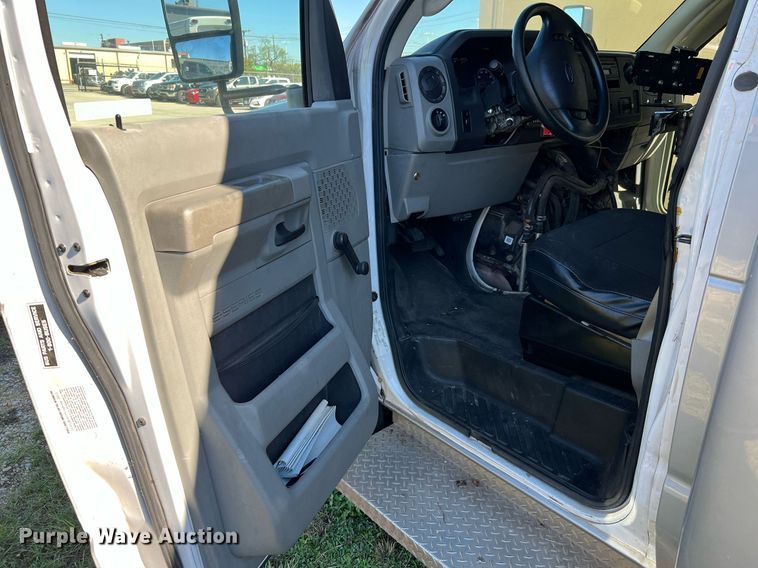 image for item MH9932 2013 Ford E350 Super Duty El Dorado shuttle bus
