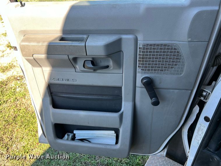 image for item MH9932 2013 Ford E350 Super Duty El Dorado shuttle bus