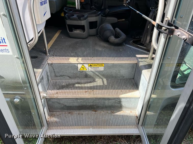 image for item MH9932 2013 Ford E350 Super Duty El Dorado shuttle bus