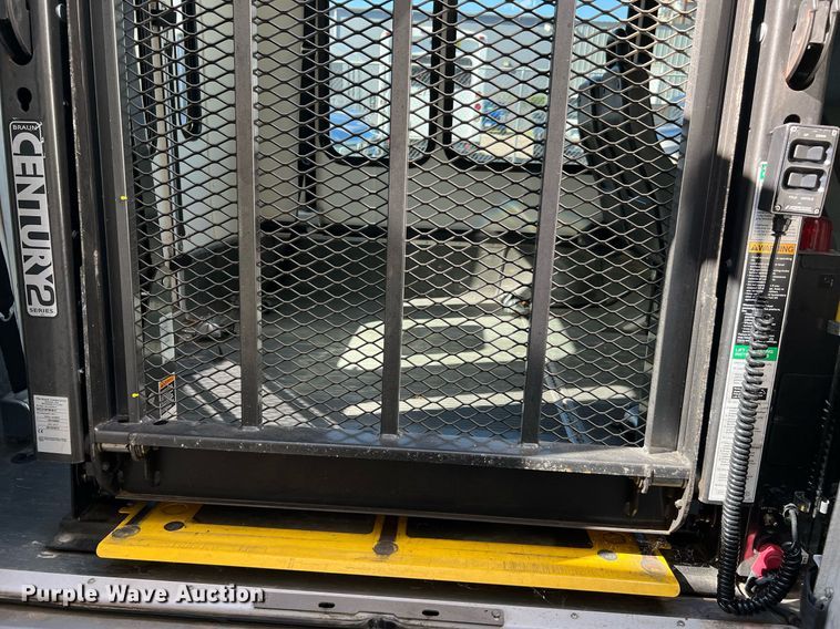 image for item MH9932 2013 Ford E350 Super Duty El Dorado shuttle bus