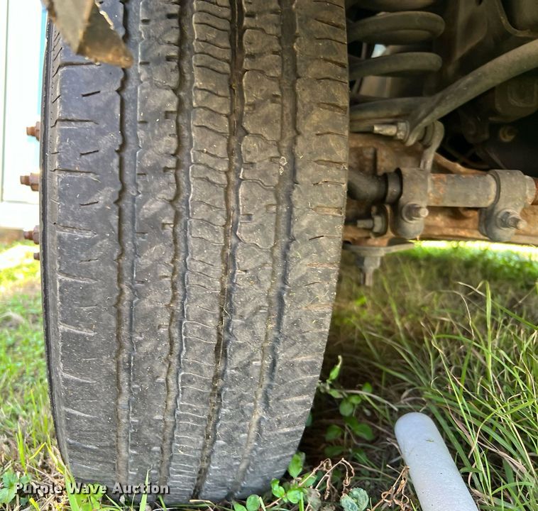 image for item MH9932 2013 Ford E350 Super Duty El Dorado shuttle bus