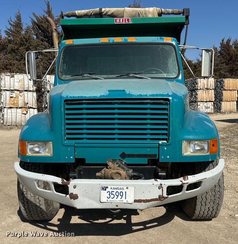image for item NF9387 1993 International    4900  dump truck