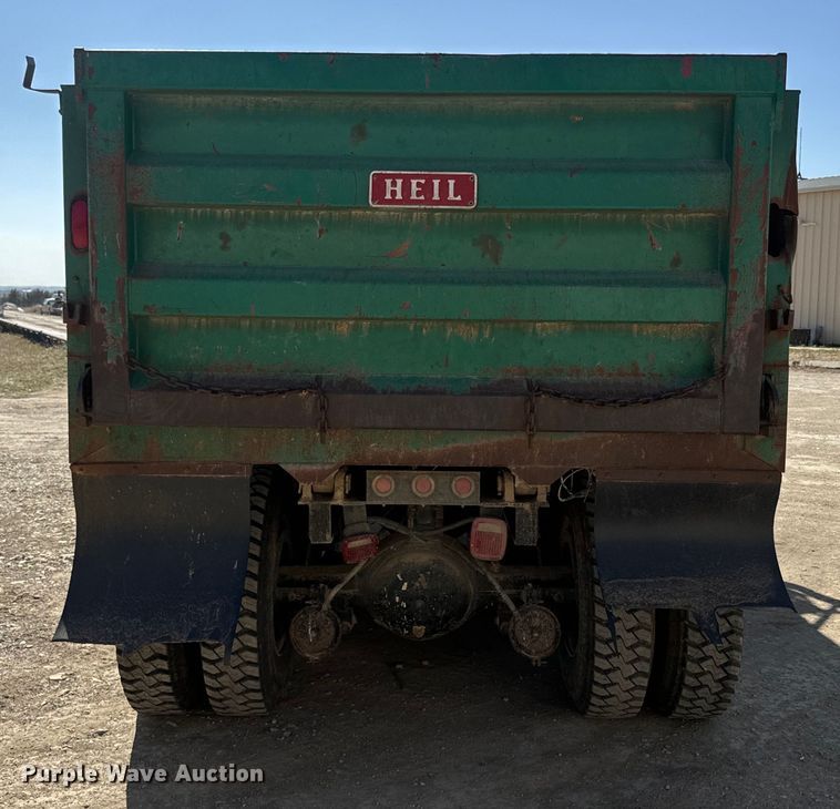 image for item NF9387 1993 International    4900  dump truck