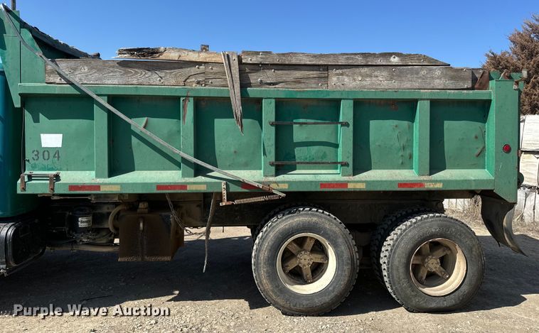 image for item NF9387 1993 International    4900  dump truck