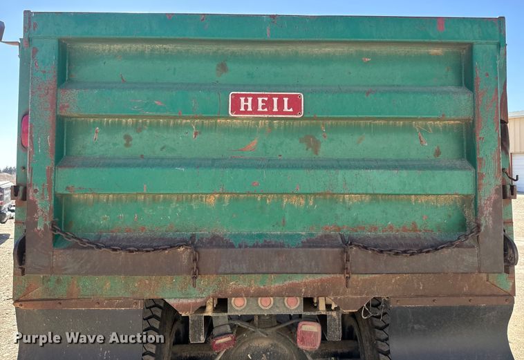 image for item NF9387 1993 International    4900  dump truck