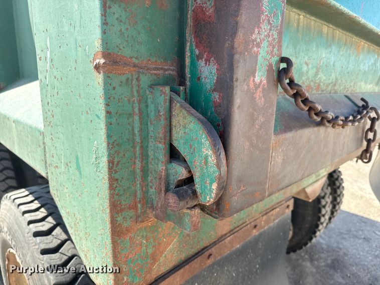 image for item NF9387 1993 International    4900  dump truck