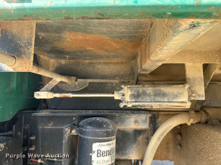 image for item NF9387 1993 International    4900  dump truck