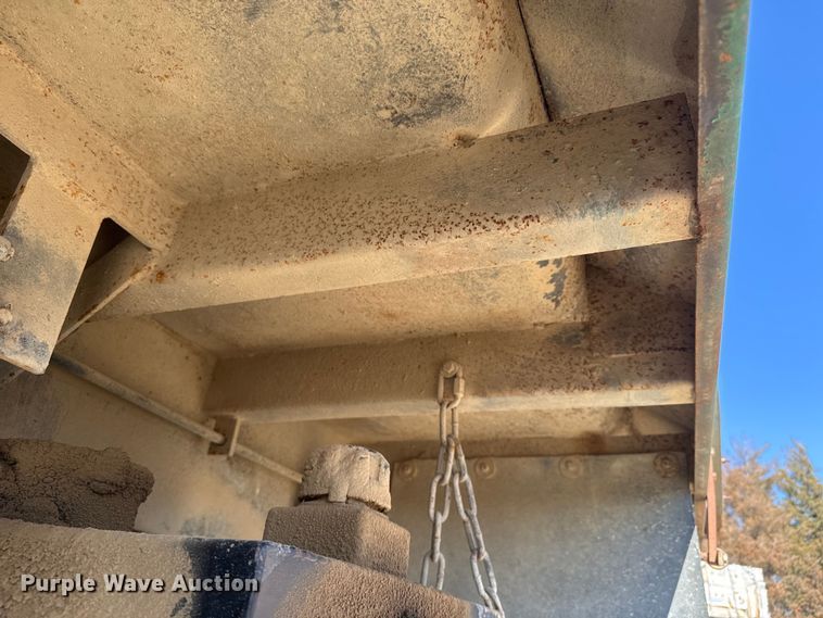 image for item NF9387 1993 International    4900  dump truck