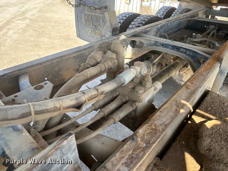 image for item NF9387 1993 International    4900  dump truck