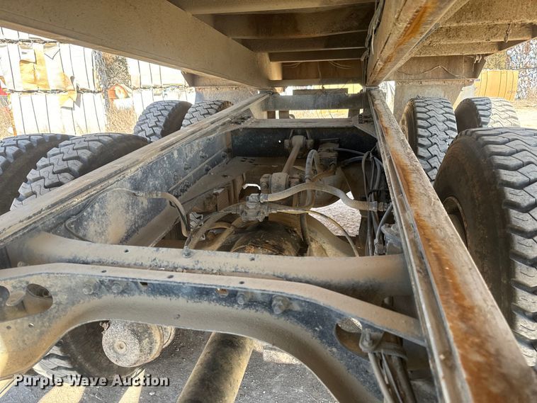 image for item NF9387 1993 International    4900  dump truck