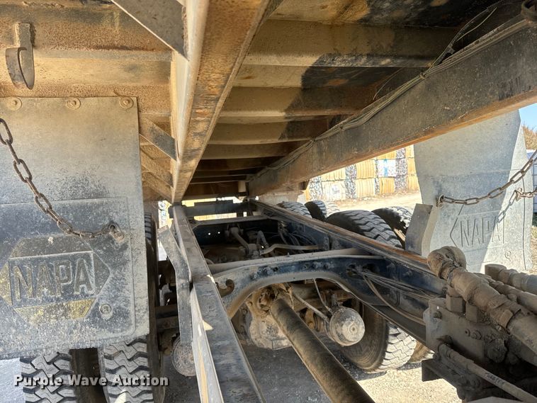 image for item NF9387 1993 International    4900  dump truck