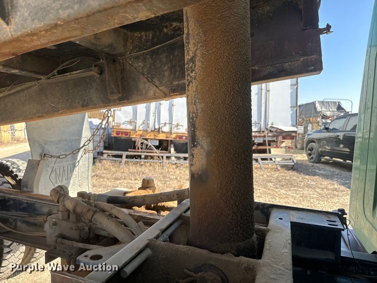 image for item NF9387 1993 International    4900  dump truck