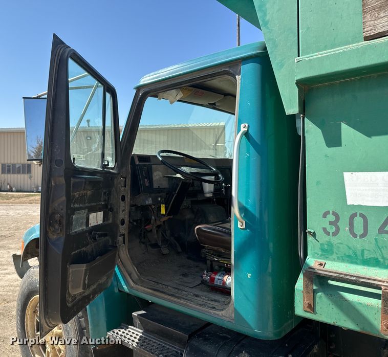 image for item NF9387 1993 International    4900  dump truck