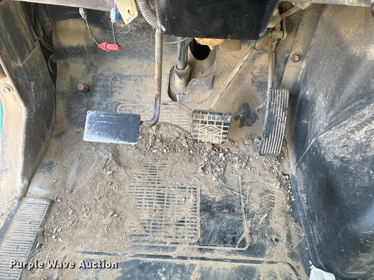 image for item NF9387 1993 International    4900  dump truck