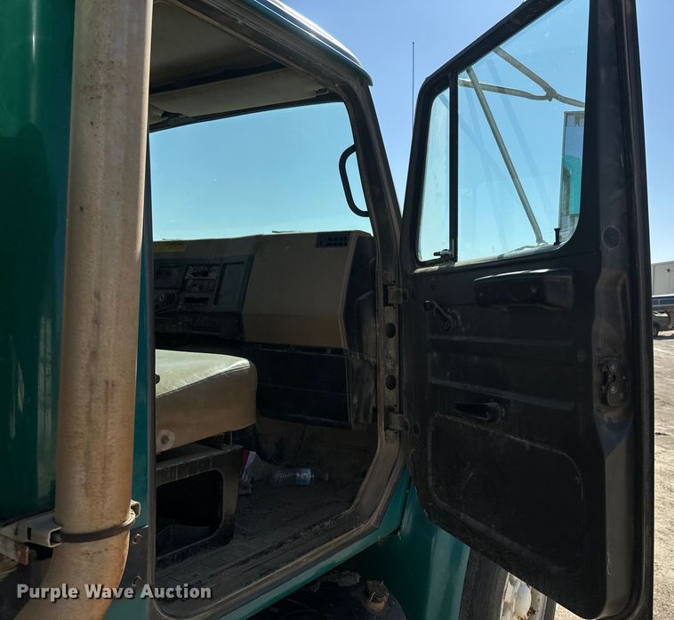 image for item NF9387 1993 International    4900  dump truck