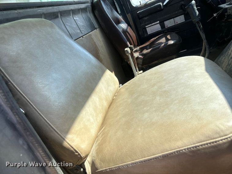 image for item NF9387 1993 International    4900  dump truck