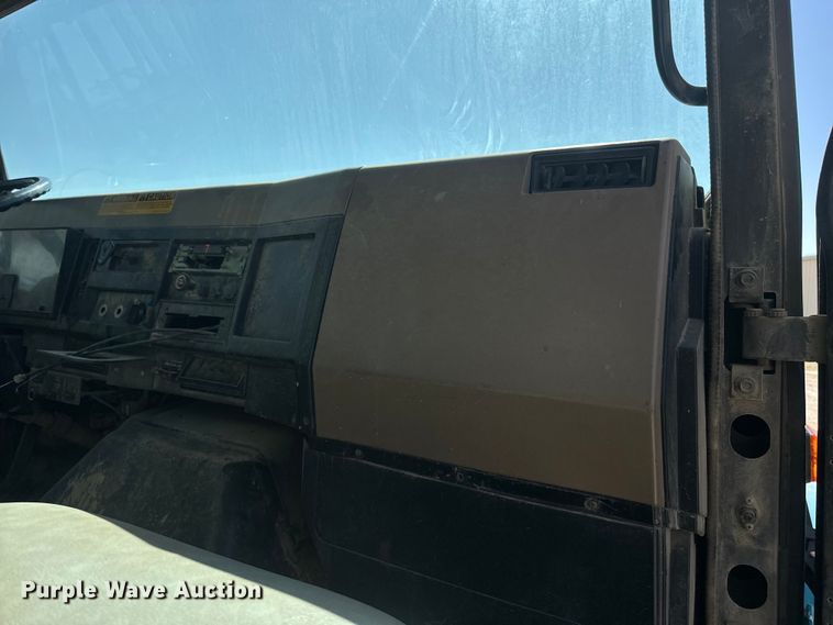 image for item NF9387 1993 International    4900  dump truck