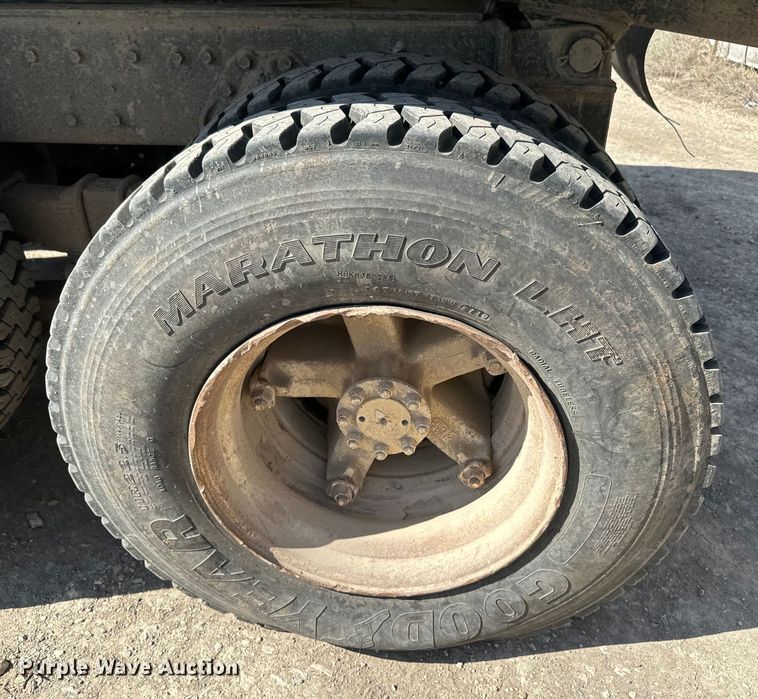 image for item NF9387 1993 International    4900  dump truck