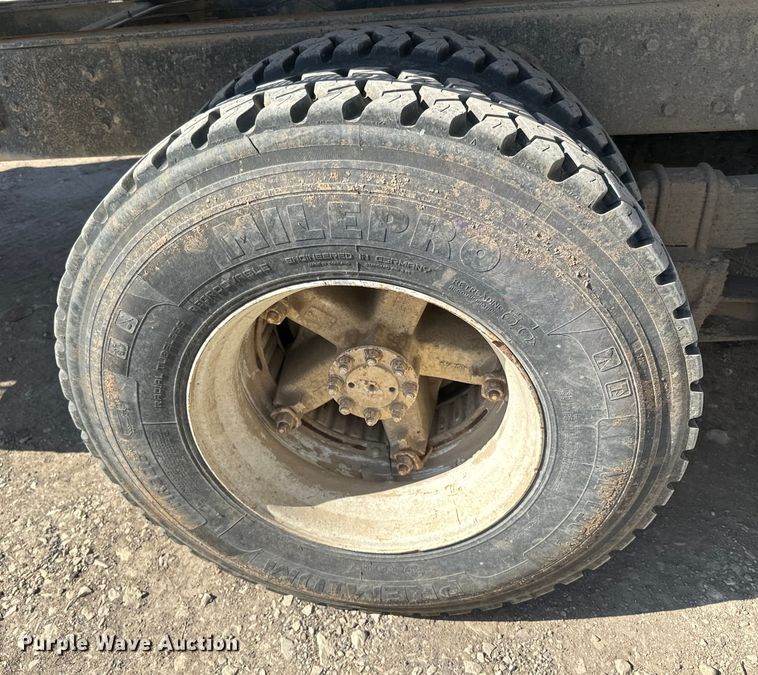 image for item NF9387 1993 International    4900  dump truck