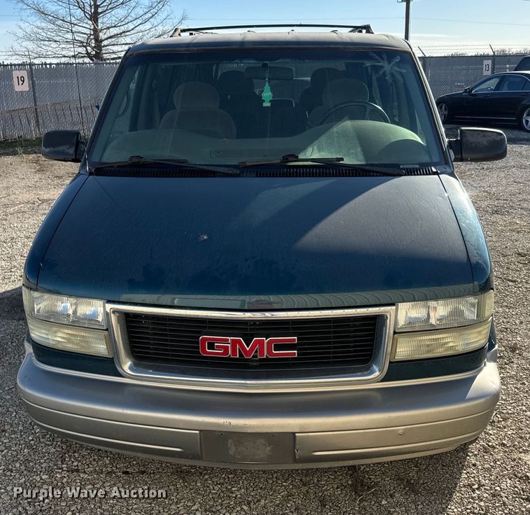 image for item NF9421 2001 GMC Safari van