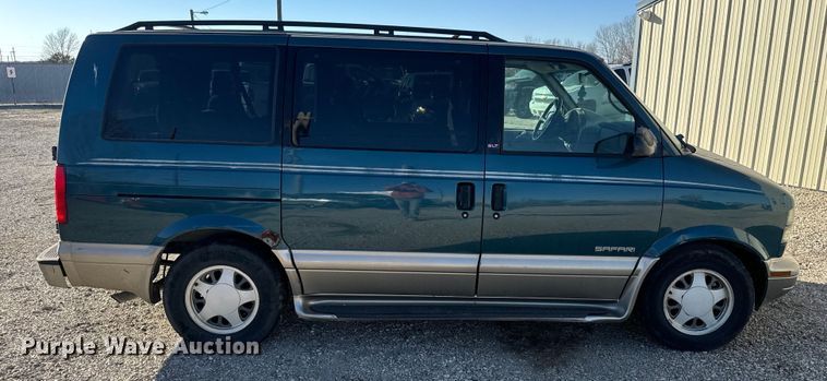 image for item NF9421 2001 GMC Safari van