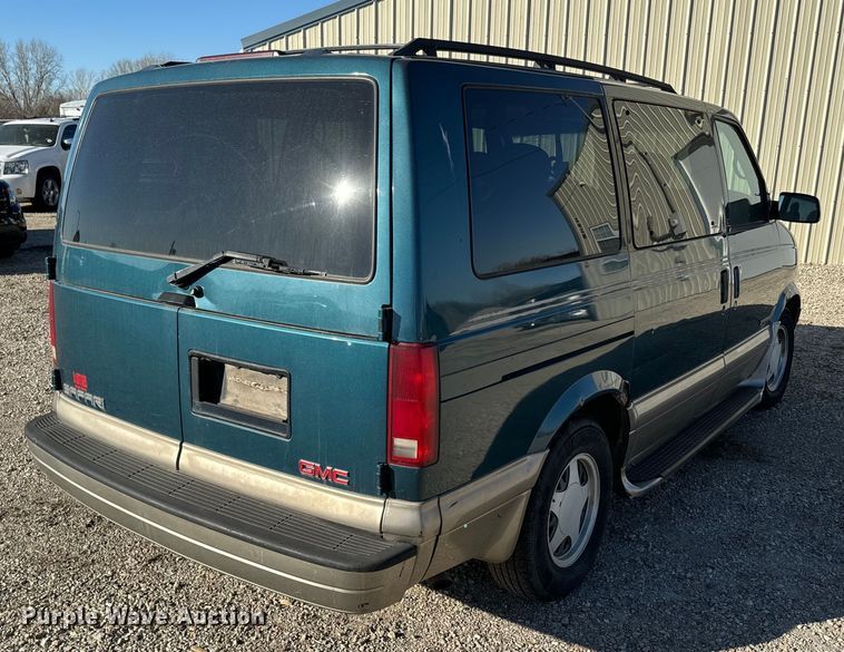 image for item NF9421 2001 GMC Safari van