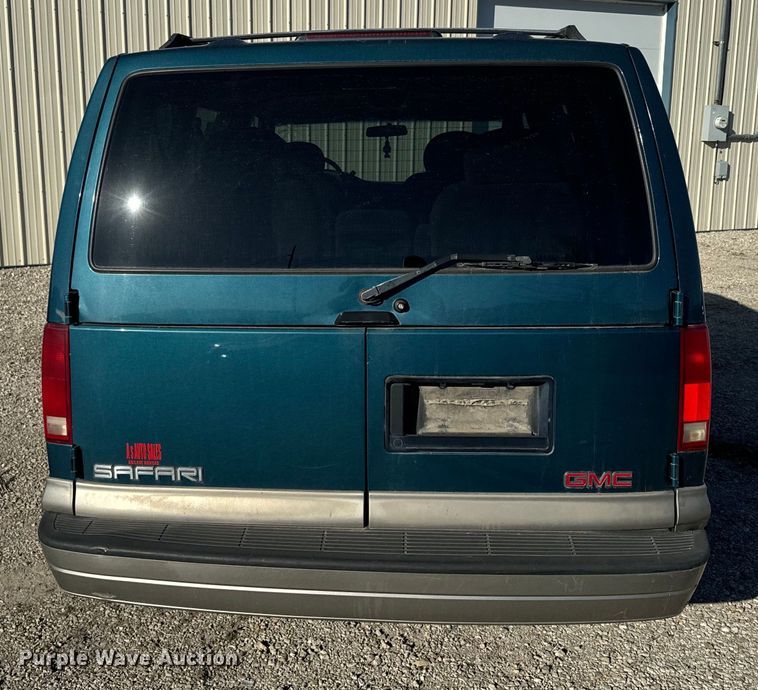 image for item NF9421 2001 GMC Safari van