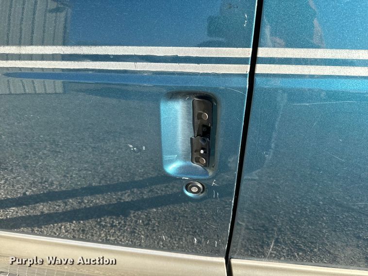 image for item NF9421 2001 GMC Safari van