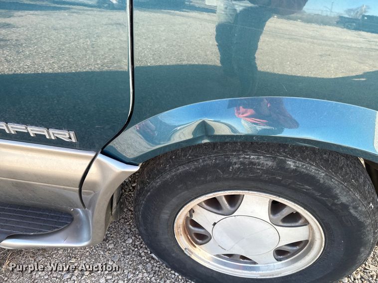 image for item NF9421 2001 GMC Safari van