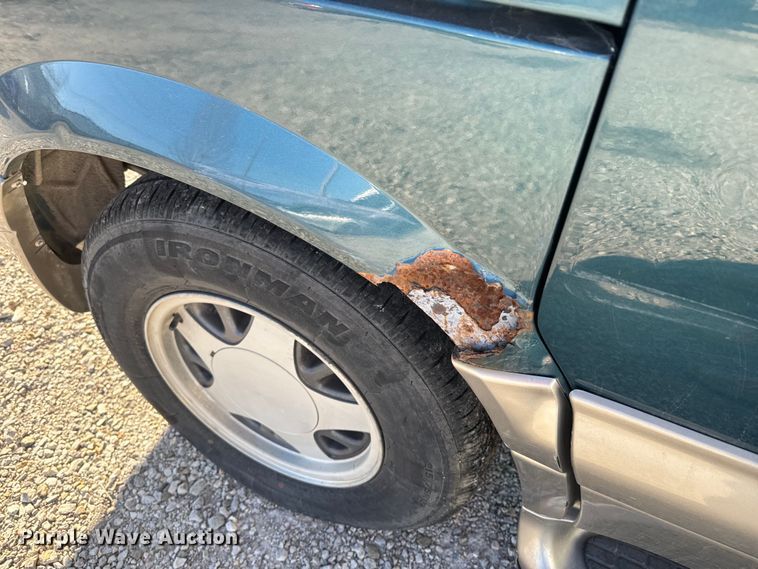 image for item NF9421 2001 GMC Safari van