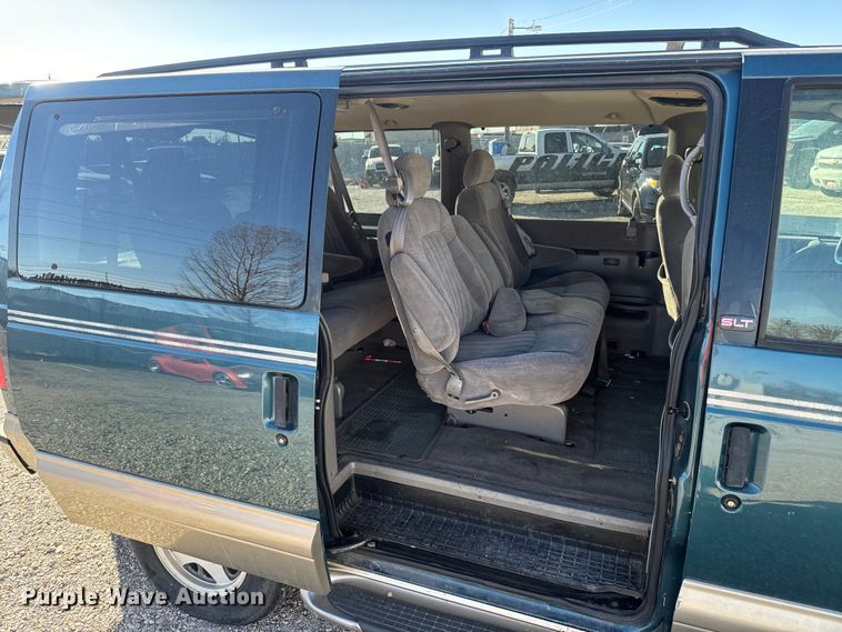 image for item NF9421 2001 GMC Safari van