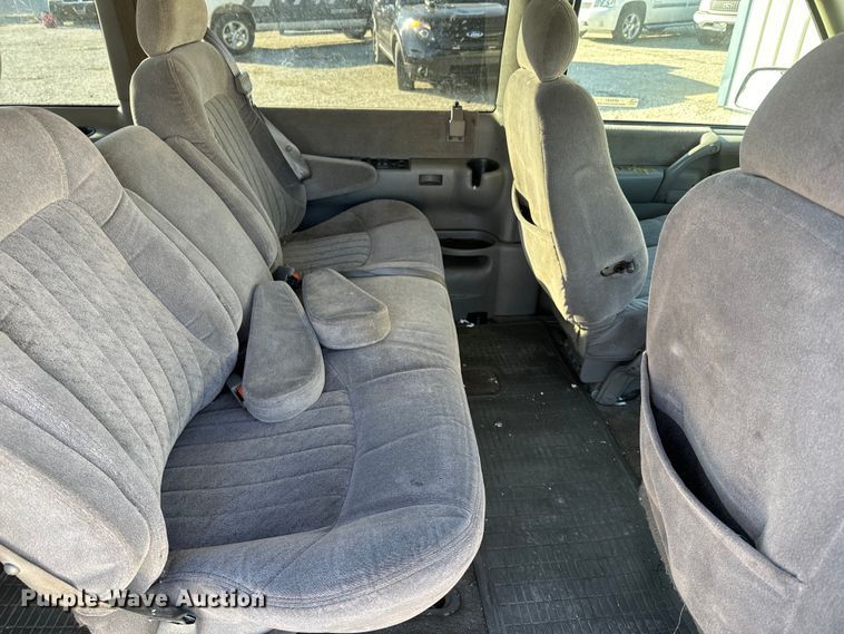 image for item NF9421 2001 GMC Safari van