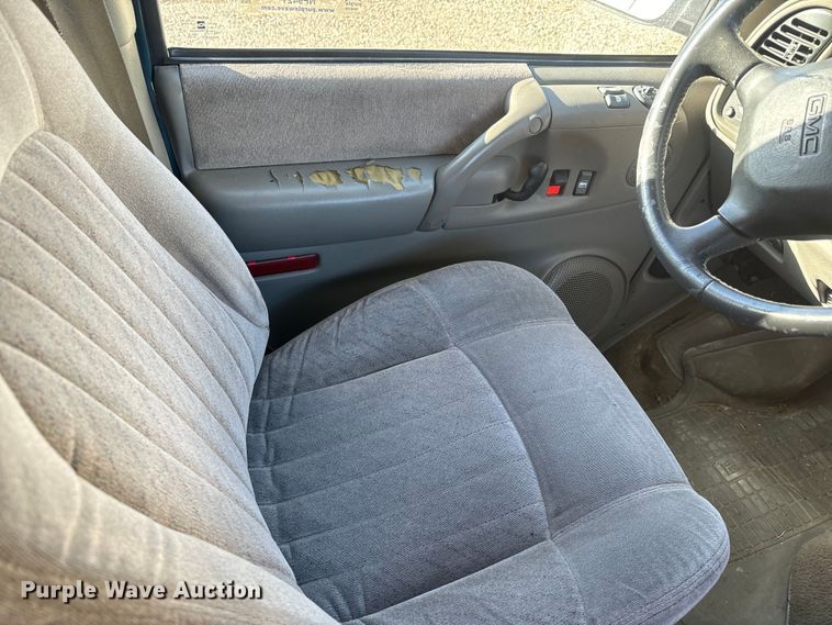 image for item NF9421 2001 GMC Safari van