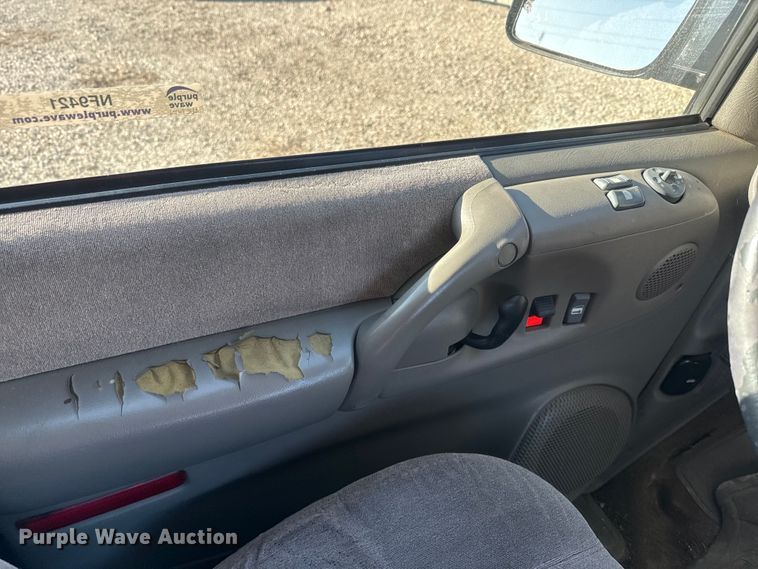 image for item NF9421 2001 GMC Safari van