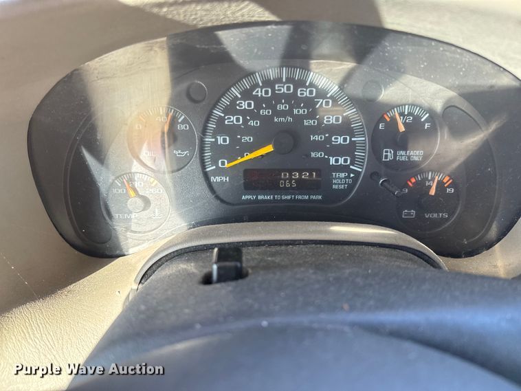 image for item NF9421 2001 GMC Safari van