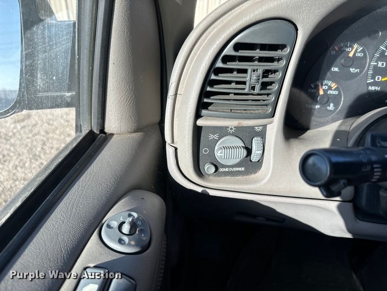 image for item NF9421 2001 GMC Safari van