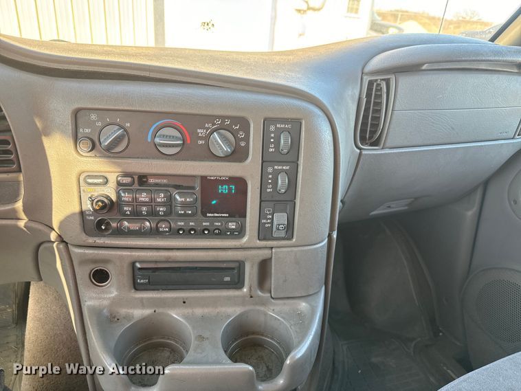 image for item NF9421 2001 GMC Safari van