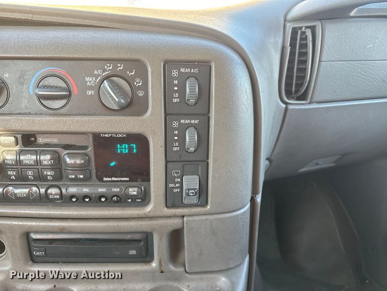 image for item NF9421 2001 GMC Safari van